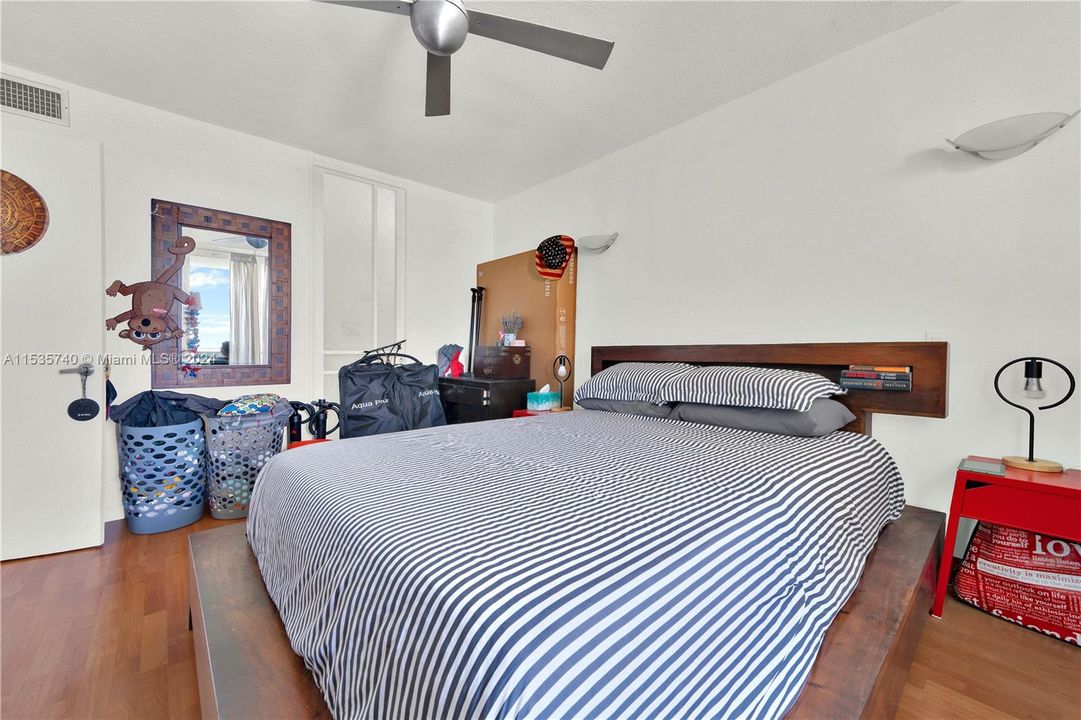 For Sale: $445,000 (1 beds, 1 baths, 723 Square Feet)