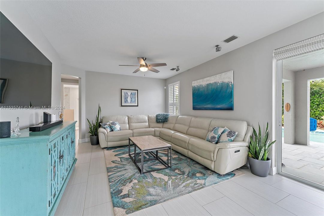 Recently Sold: $1,400,000 (5 beds, 3 baths, 3268 Square Feet)