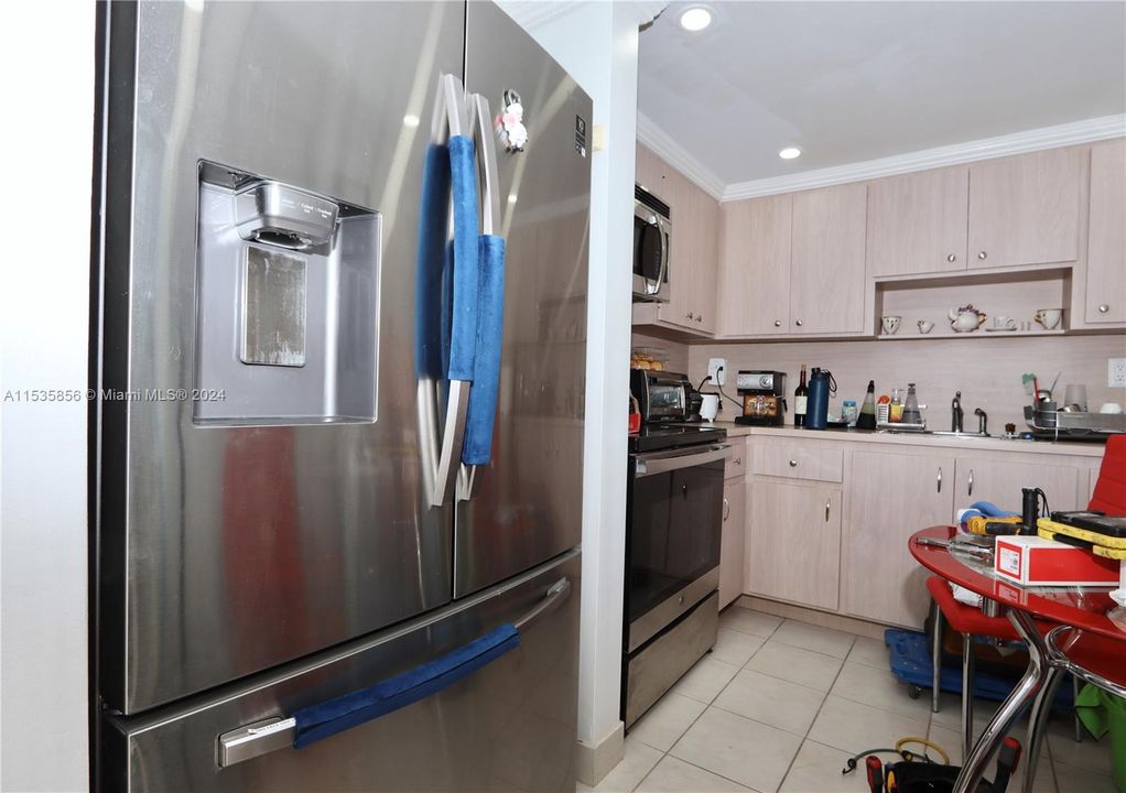 For Sale: $260,000 (1 beds, 1 baths, 768 Square Feet)