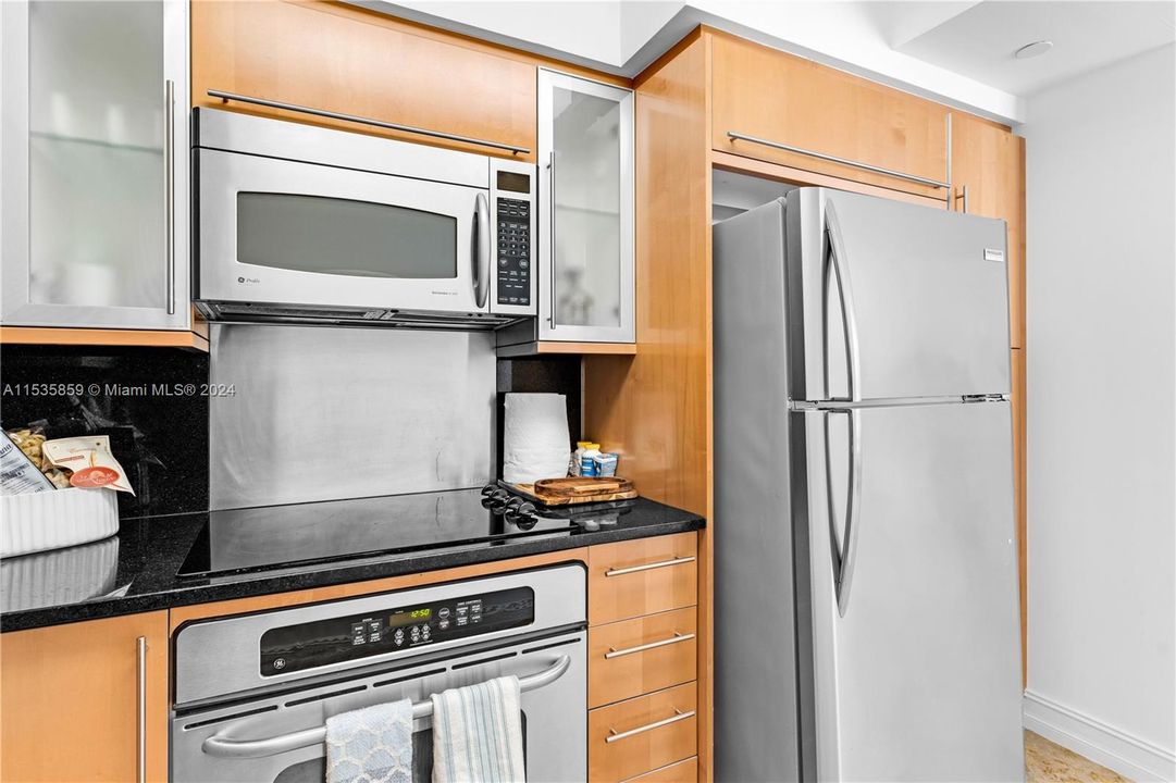 For Sale: $775,000 (1 beds, 1 baths, 683 Square Feet)