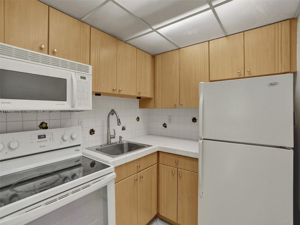 Active With Contract: $260,000 (1 beds, 1 baths, 574 Square Feet)