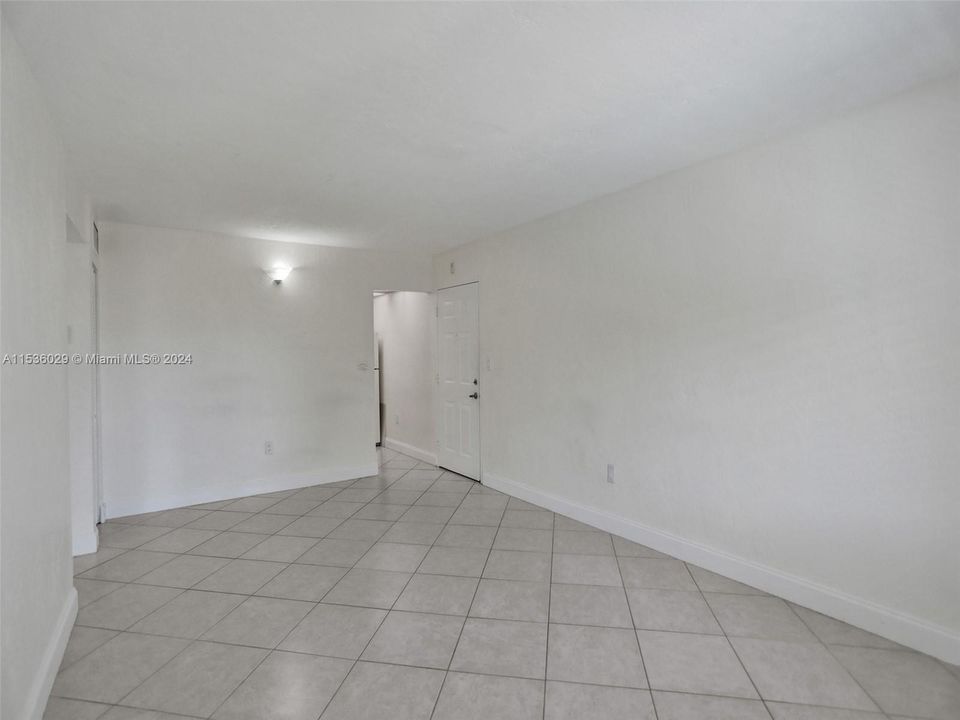 Active With Contract: $260,000 (1 beds, 1 baths, 574 Square Feet)