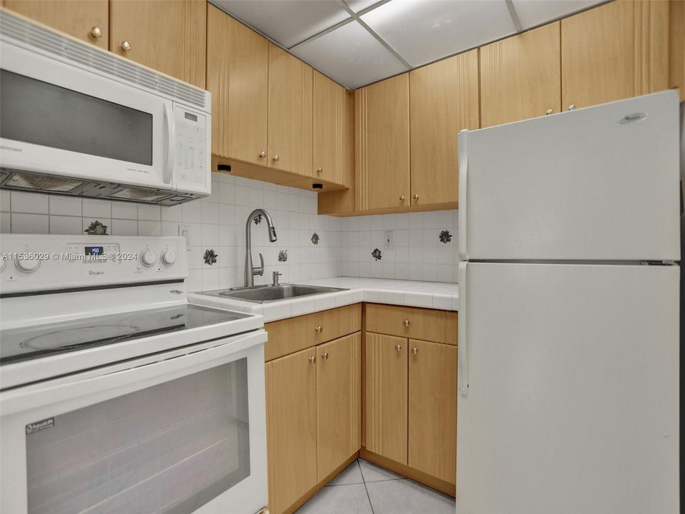 Active With Contract: $260,000 (1 beds, 1 baths, 574 Square Feet)