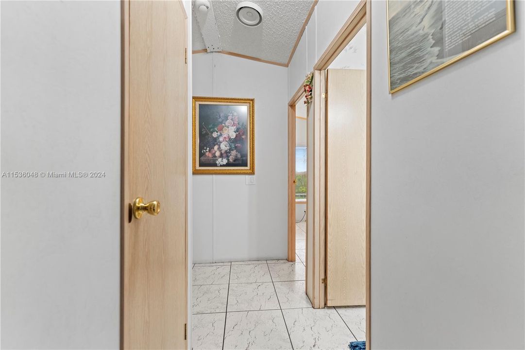 待售: $315,000 (4 贝兹, 3 浴室, 1360 平方英尺)