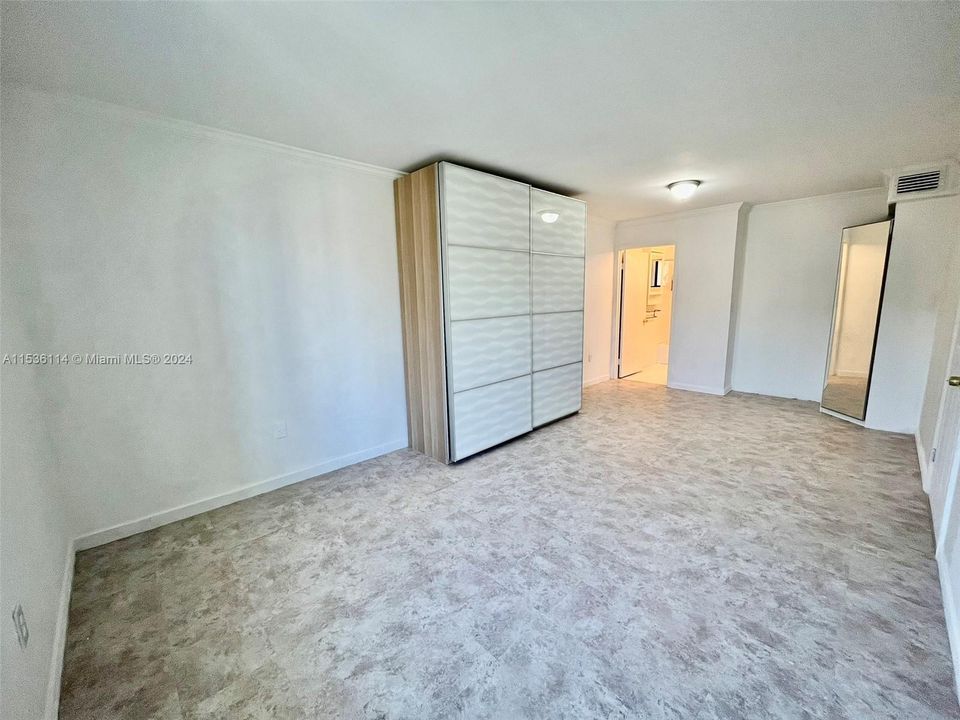 For Sale: $225,000 (1 beds, 1 baths, 670 Square Feet)