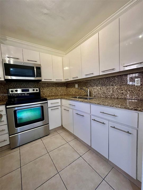 For Sale: $225,000 (1 beds, 1 baths, 670 Square Feet)