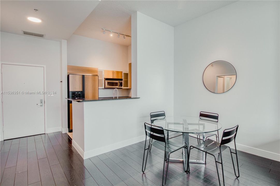 For Sale: $675,000 (1 beds, 1 baths, 846 Square Feet)