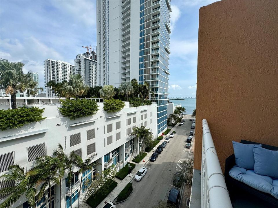 Active With Contract: $2,800 (1 beds, 1 baths, 707 Square Feet)