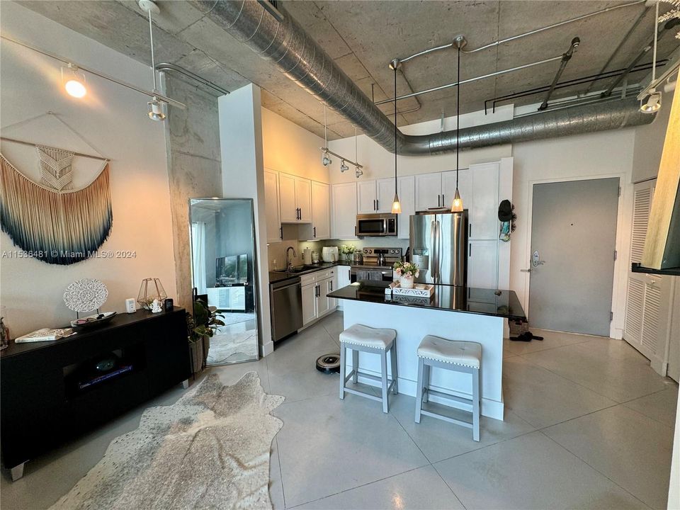 Active With Contract: $2,800 (1 beds, 1 baths, 707 Square Feet)