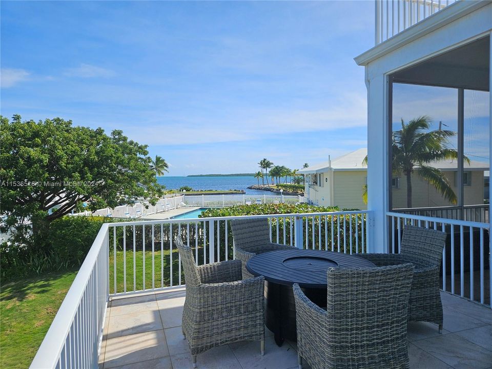 Recently Sold: $1,950,000 (3 beds, 2 baths, 2716 Square Feet)