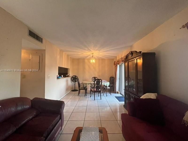 Vendido Recientemente: $300,000 (3 camas, 2 baños, 1638 Pies cuadrados)