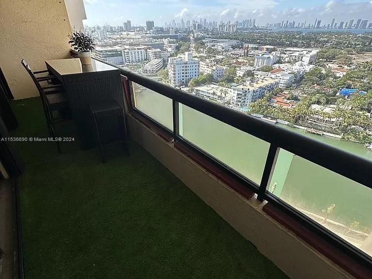 Recently Rented: $3,000 (1 beds, 1 baths, 848 Square Feet)