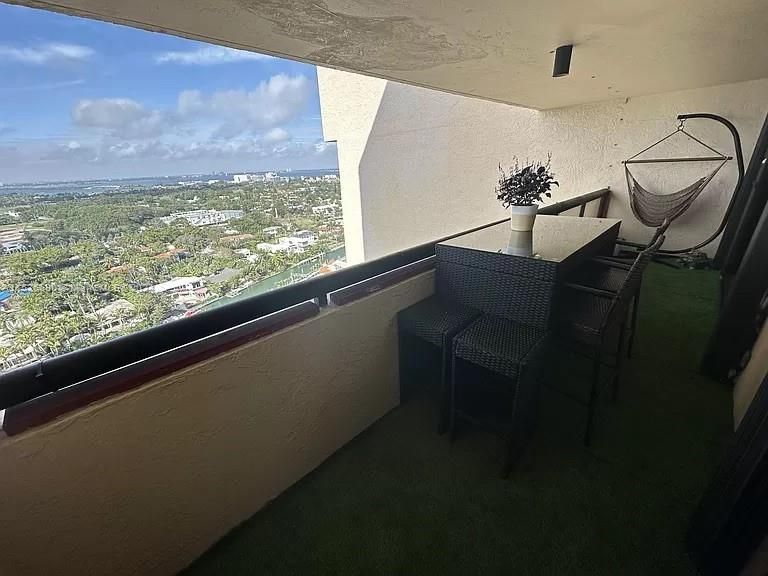 Recently Rented: $3,000 (1 beds, 1 baths, 848 Square Feet)