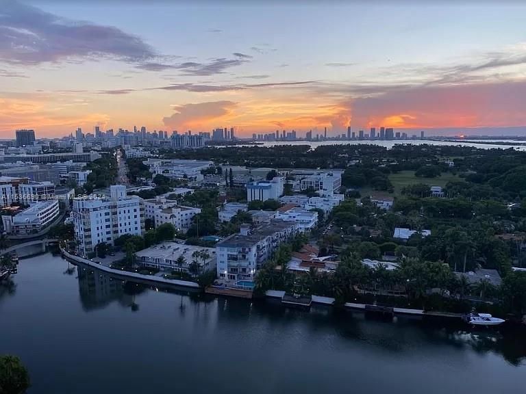 Recently Rented: $3,000 (1 beds, 1 baths, 848 Square Feet)