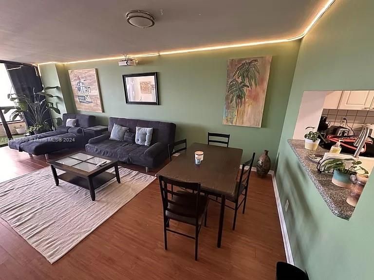 Recently Rented: $3,000 (1 beds, 1 baths, 848 Square Feet)