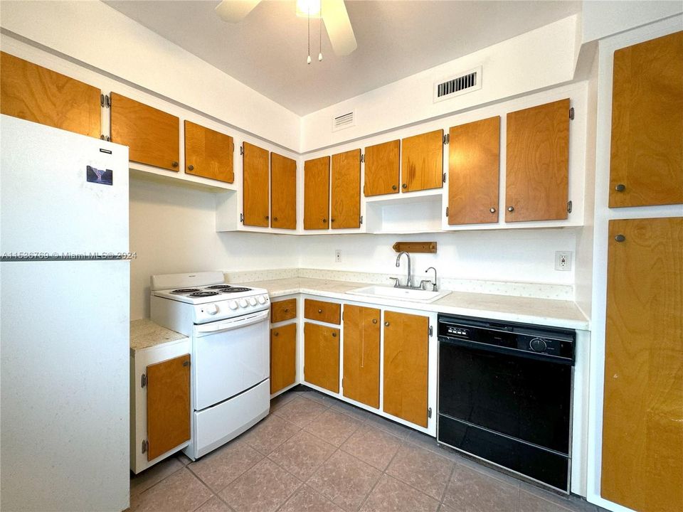 Active With Contract: $300,000 (0 beds, 1 baths, 450 Square Feet)
