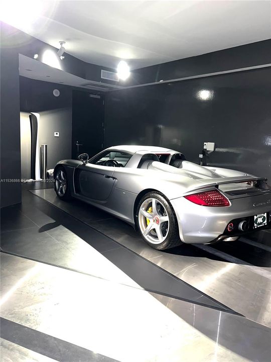 Private Garage in your residence
