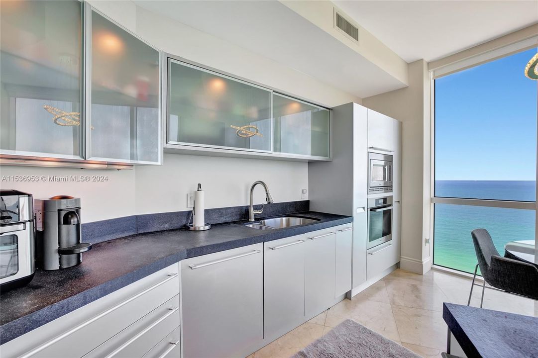 Recently Sold: $1,895,000 (2 beds, 2 baths, 1722 Square Feet)