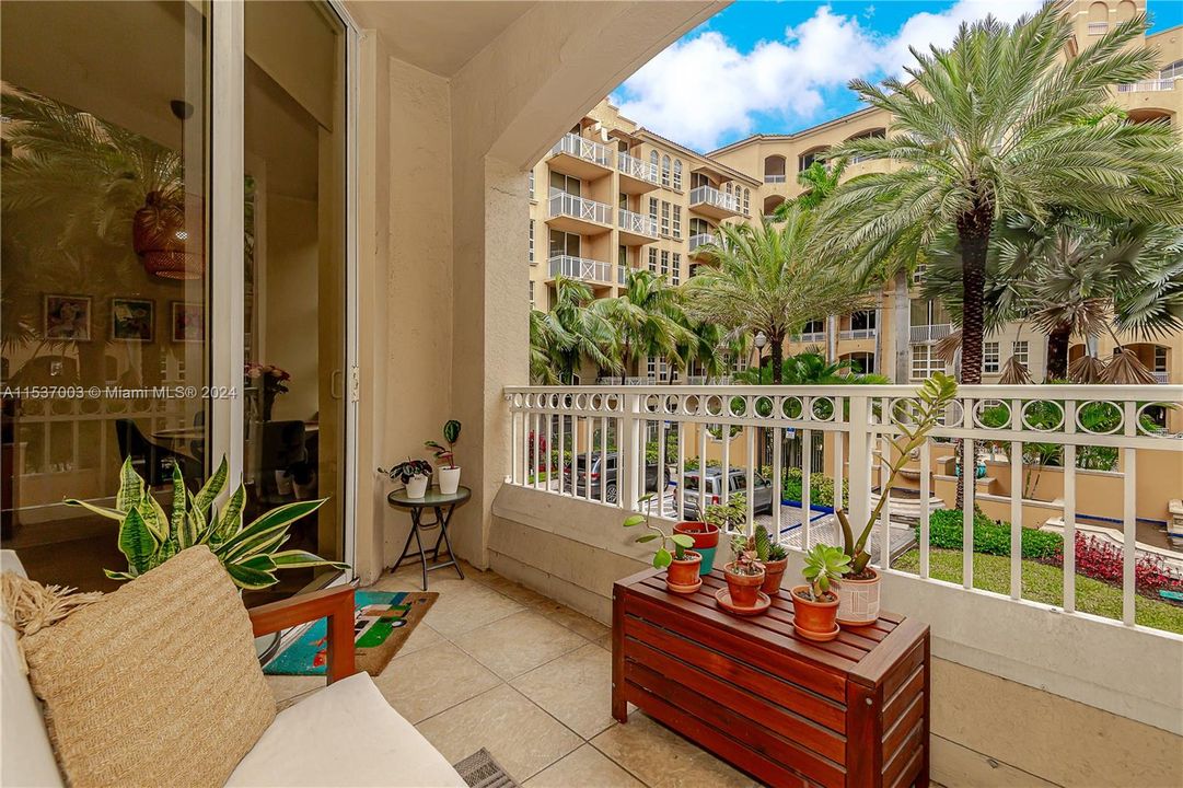 Active With Contract: $429,000 (1 beds, 1 baths, 1066 Square Feet)