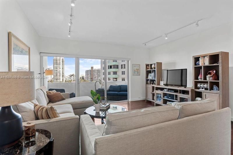 For Sale: $605,000 (1 beds, 1 baths, 861 Square Feet)