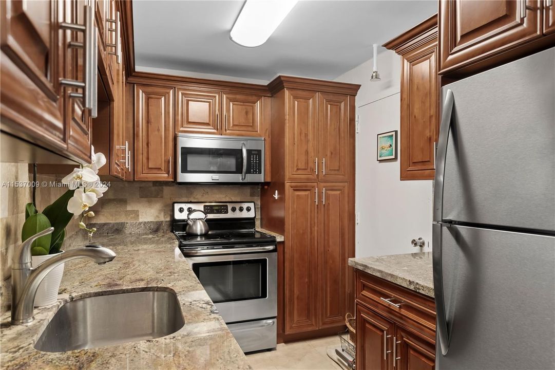 For Sale: $605,000 (1 beds, 1 baths, 861 Square Feet)