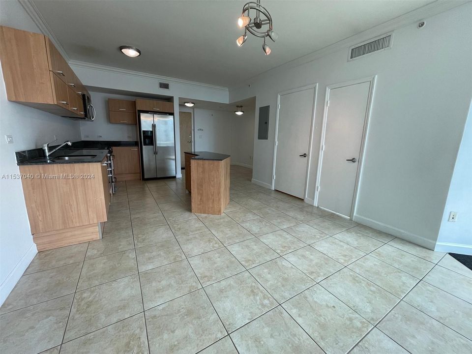 For Sale: $405,000 (1 beds, 1 baths, 740 Square Feet)