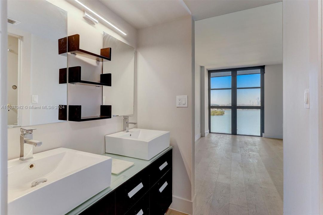 Active With Contract: $1,150,000 (2 beds, 2 baths, 1154 Square Feet)