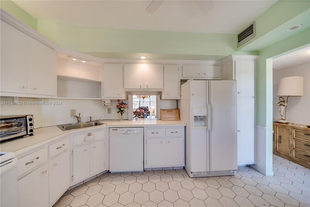 Active With Contract: $144,500 (2 beds, 2 baths, 1242 Square Feet)