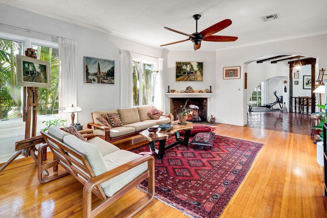 Recently Sold: $2,950,000 (4 beds, 3 baths, 3030 Square Feet)