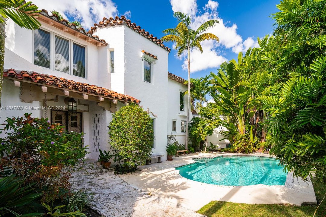 Recently Sold: $2,950,000 (4 beds, 3 baths, 3030 Square Feet)