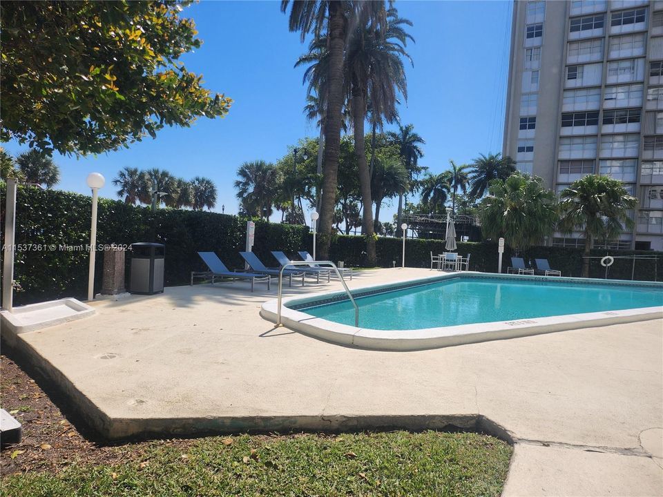 Recently Rented: $2,500 (1 beds, 1 baths, 787 Square Feet)