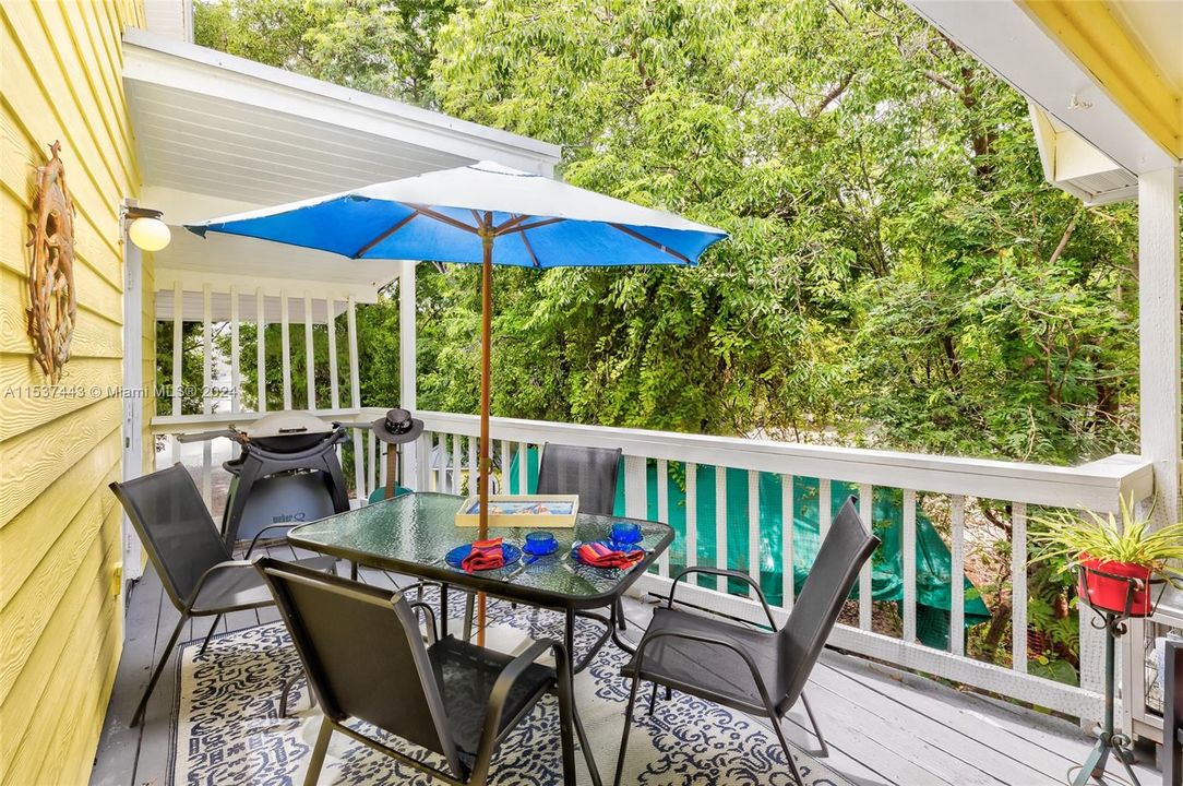 Relax on the Deck and enjoy Alfresco Dining and BBQ-ing