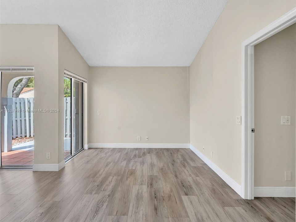 Recently Sold: $475,000 (2 beds, 2 baths, 957 Square Feet)