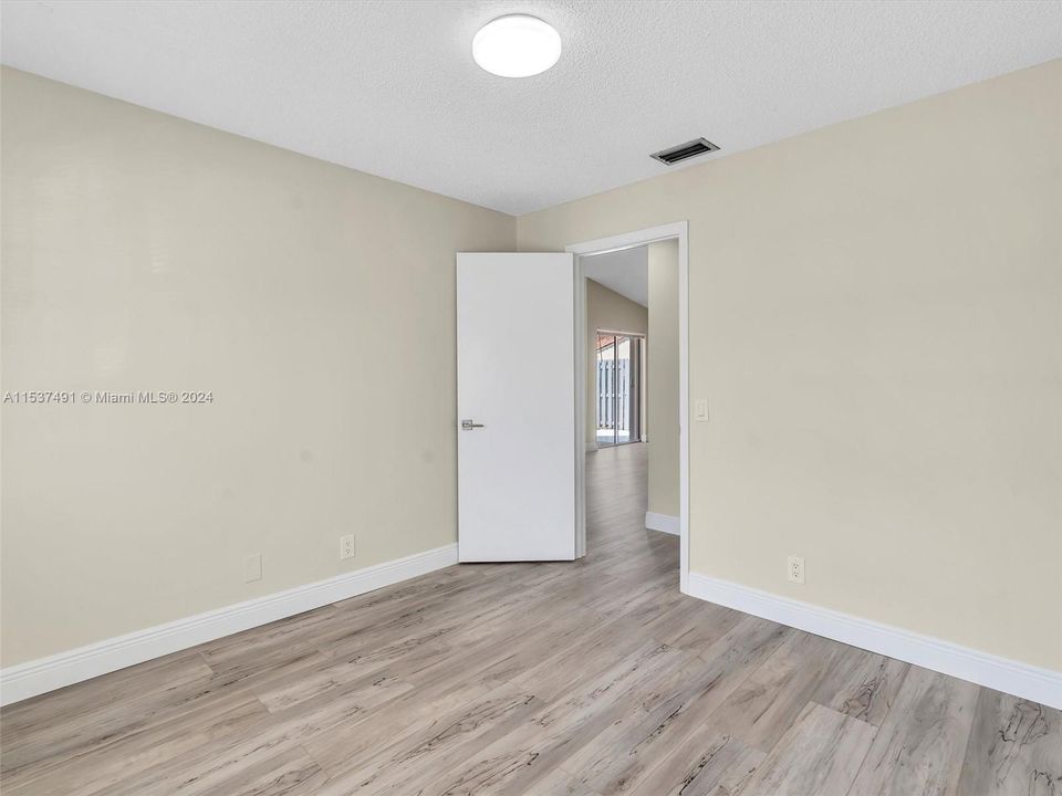 Recently Sold: $475,000 (2 beds, 2 baths, 957 Square Feet)