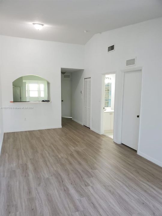 Active With Contract: $239,000 (2 beds, 2 baths, 910 Square Feet)