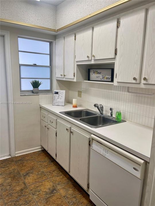 For Sale: $158,000 (1 beds, 1 baths, 727 Square Feet)