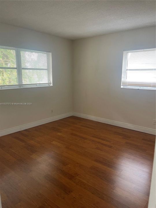 For Sale: $158,000 (1 beds, 1 baths, 727 Square Feet)