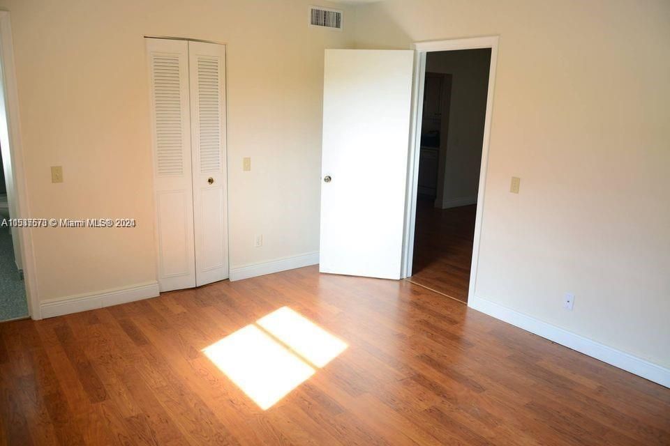 For Sale: $158,000 (1 beds, 1 baths, 727 Square Feet)