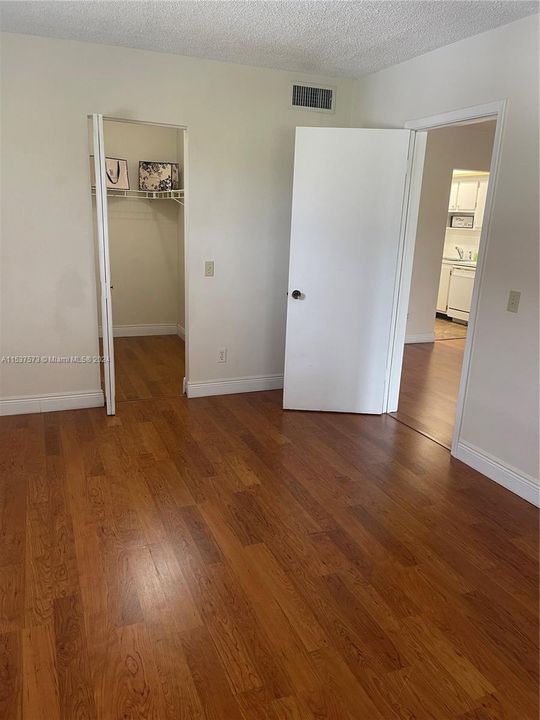 For Sale: $158,000 (1 beds, 1 baths, 727 Square Feet)