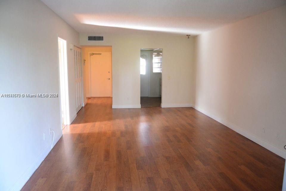 For Sale: $158,000 (1 beds, 1 baths, 727 Square Feet)