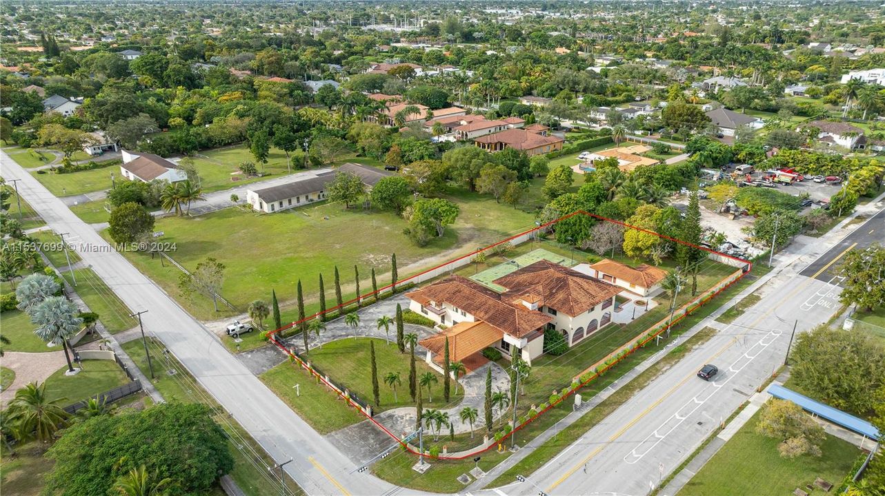Recently Sold: $2,399,000 (6 beds, 5 baths, 7061 Square Feet)
