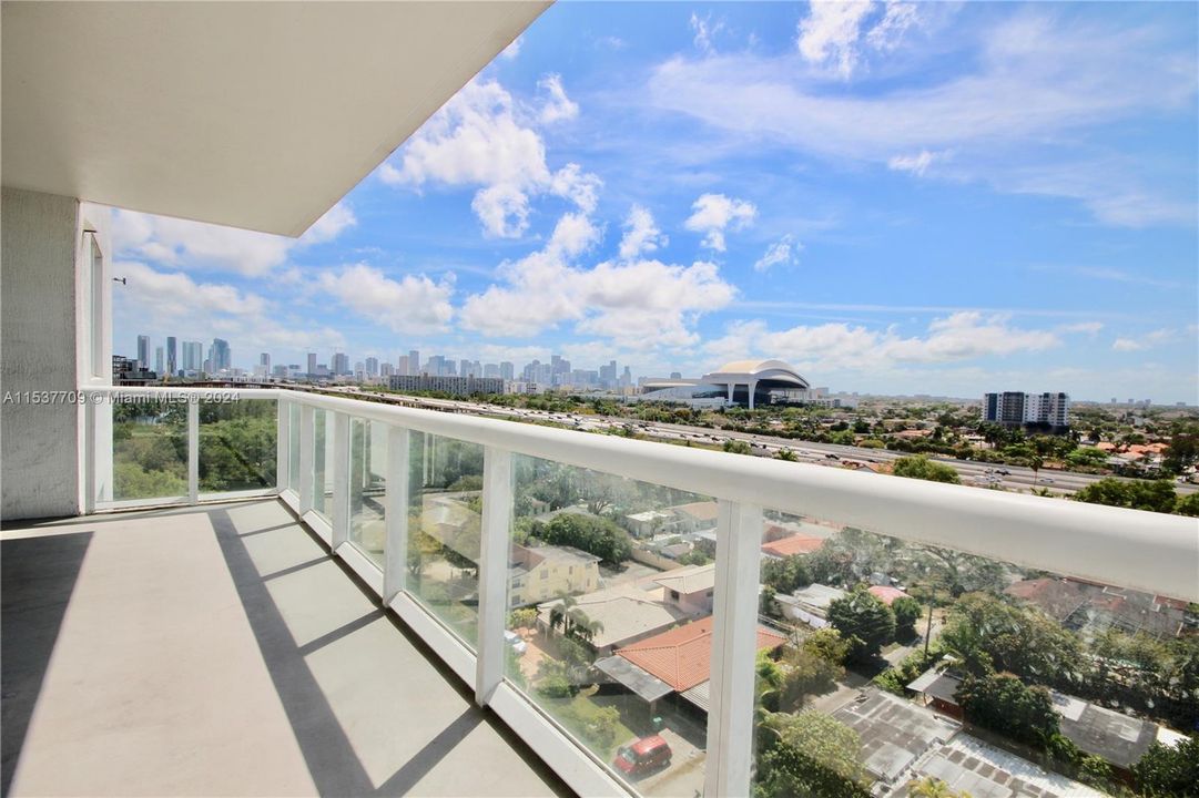 Double Balcony with Miami Skyline Views, River and Park