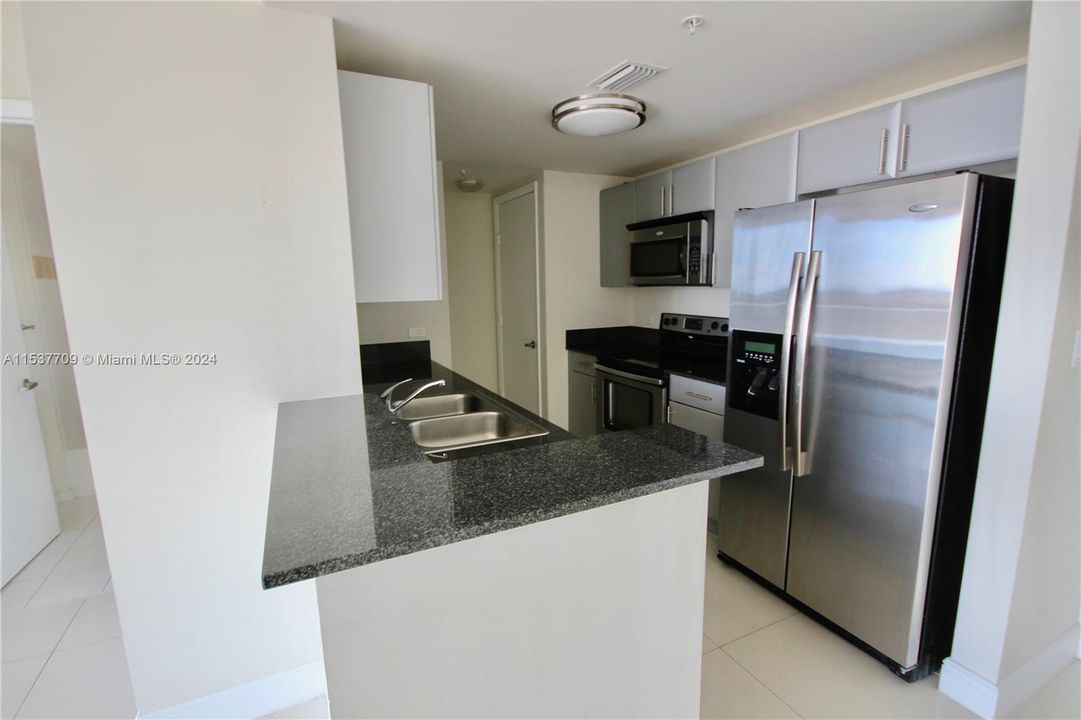 For Sale: $329,000 (1 beds, 2 baths, 803 Square Feet)