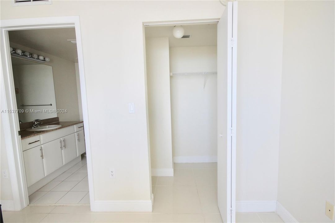 For Sale: $329,000 (1 beds, 2 baths, 803 Square Feet)