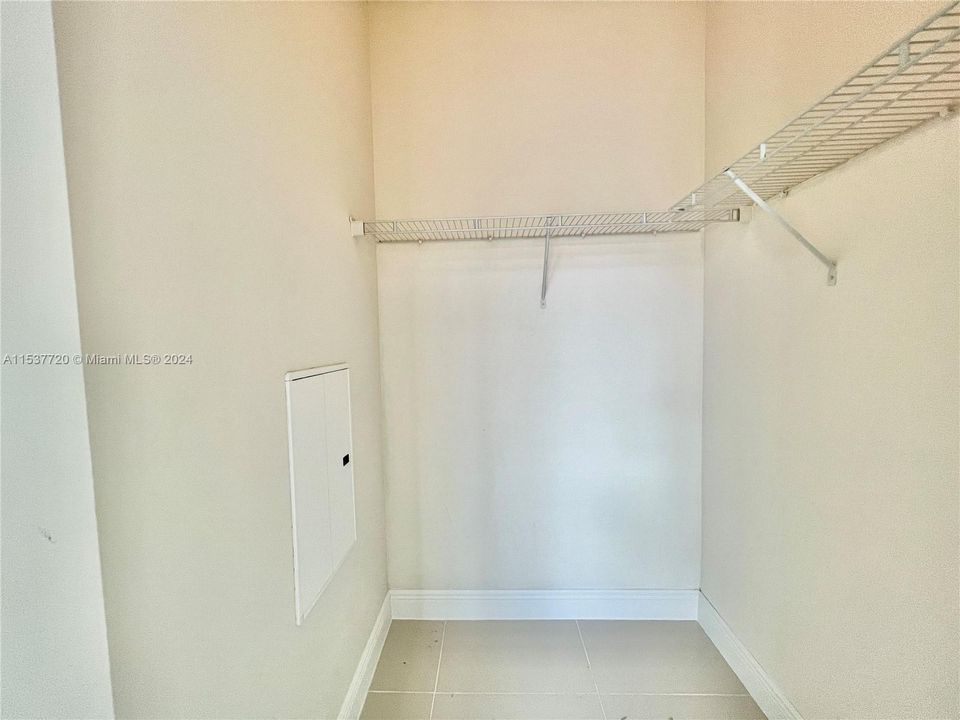 For Sale: $299,000 (1 beds, 1 baths, 616 Square Feet)