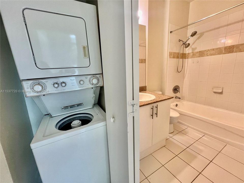 For Sale: $299,000 (1 beds, 1 baths, 616 Square Feet)