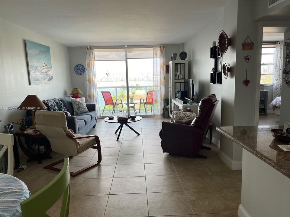 Recently Sold: $245,900 (1 beds, 1 baths, 790 Square Feet)