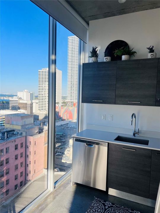 For Sale: $400,000 (1 beds, 1 baths, 607 Square Feet)