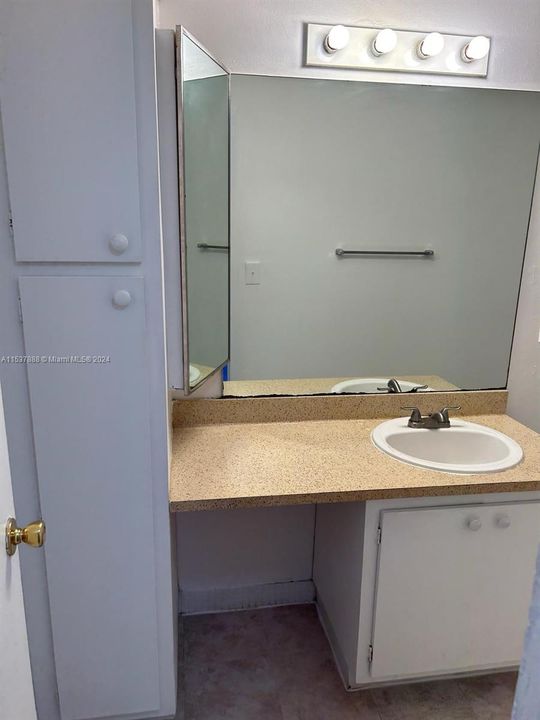 Recently Rented: $1,600 (1 beds, 1 baths, 800 Square Feet)