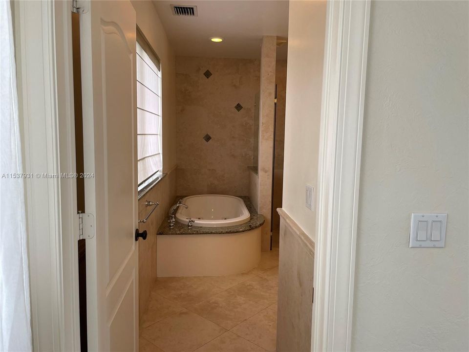 出租: $18,000 (5 贝兹, 4 浴室, 3858 平方英尺)